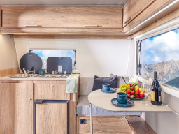 Niewiadow Wohnwagen N126NN Sitzgruppe und Küche