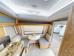 Niewiadow Wohnwagen kleine Sitzgruppe