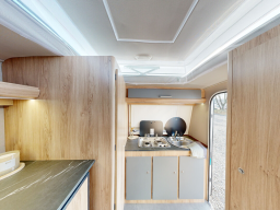 Niewiadow Wohnwagen Blick auf Küche